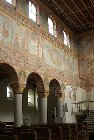Linke Wand des Mittelschiffs mit Bklick zum Altarraum