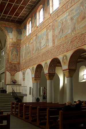 Rechte Wand des Mittelschiffs mit Bklick zum Altarraum