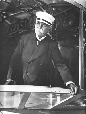 Graf Zeppelin im Gondelfenster von LZ 62 (L 30), 1916. Bild &copy; Archiv der Luftschiffbau Zeppelin GmbH, Friedrichshafen