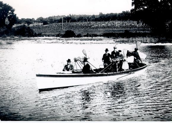 Propellerboot des Grafen Zeppelin auf dem Bodensee, aufgenommen zwischen 1899 und 1900.