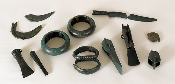 Mehrstückdepot mit Schmuck und Waffen, Hohenbeg bei Annweiler (Lkr. Südliche Weinstraße). Bronzezeit. © GDKE, S. Fitting 