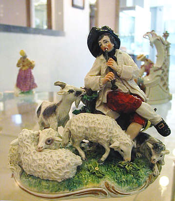 Flötenspielender Schäfer mit Schafen und Ziegenbock