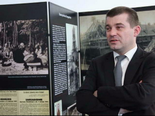 Jakub Deka, Stiftung polnisch-deutsche Ausshnung, fhrt durch die Ausstellung 