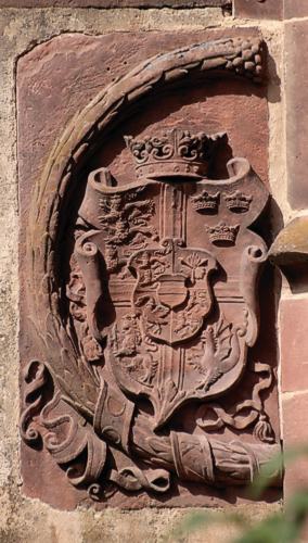 Das Wappen des K&ouml;nigreichs D&auml;nemark mit Norwegen und Schweden am Gl&auml;sernen Saalbau des Heidelberger Schlosses