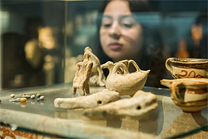 Impressionen Vitrine mit Larnax (Sarkophag) mit Beigaben, mykenisch, 