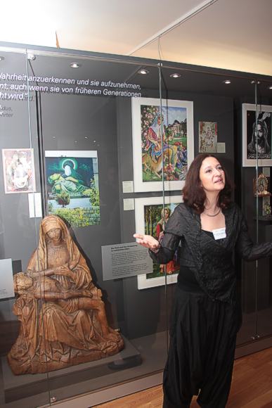 Die Kuratorin der Ausstellung, Dr. Schoole Mostafawi, vor einer sp&auml;tmittelalterlichen Piet&aacute; als Vorbild f&uuml;r islamische Mutter-Sohn-Darstellungen