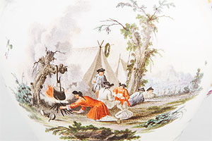 Teekanne mit biwakierenden Soldaten am Feuer