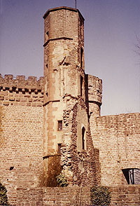 Treppenturm mit Ansatz der Mantelmauer von Burg Dilsberg