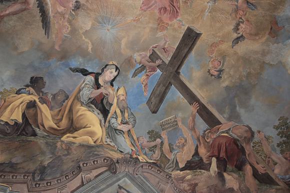 Ausschnitt aus dem restaurierten Deckenfresko der Rastatter Schlosskirche: Kaiserin Helena (mit den Porträtzügen der Markgräfin Sibylla Augusta) betet das wieder aufgefundene Kreuz Christi an.