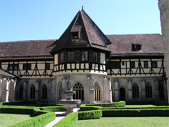Kreuzgarten mit Blick auf Kirche und Dachreiter