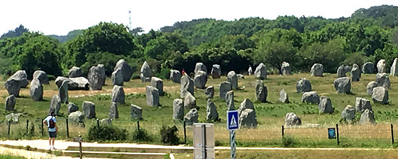 lignements de Le Menec, von der Empfangshalle aus gesehen.