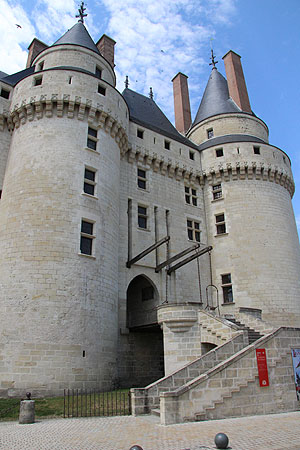 Schloss Langeai, Frontansicht zur Stadt hin mit den Aussparungen für die Schwungbalken der Brücke