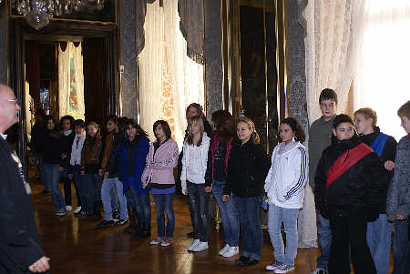 Schüler der Klasse 7c der Gottlieb-Daimler-Realschule im Festsaal des Alten Corps de Logis imm Schloss Ludwigsburg