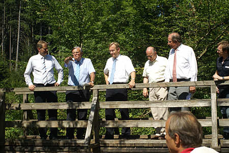 Schw�bisch Gm�nds Oberb�rgermeister Richard Arnold, Prof. Dieter Planck, Pr�sident des Landesamts f�r Denkmalpflege, der Stuttgarter Regierungspr�sident Johannes Schmalzl und (ganz rechts) der Erste Landesbeamte des Ostalbkreises Hubert G�tz als Vertreter des Landrats. 