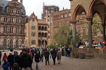 Touristen hatten hier fast keine Chance - Besuchermassen im Heidelberger Schlosshof.