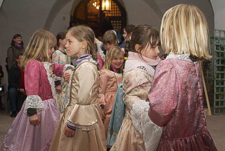 Prinz und Prinzessin beim h�fischen Tanz im Keller des Friedrichshbaus des Heidelberger Schlosses