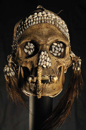 Prachtvoll dekorierter Ahnenschädel der Asmat, Neuguinea. © Curt-Engelhorn-Stiftung für die Reiss-Engelhorn-Museen, Foto: Jean Christen