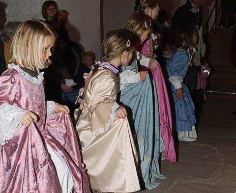 Frhlingserwachen im Schloss Heidelberg: Tanzschritte im Kostm fr die Kleinen 