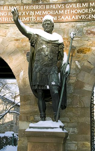Kaiser Antoninus Pius im winterlichen Gewand vor dem Haupttor des Rmerkastells  Saalburg