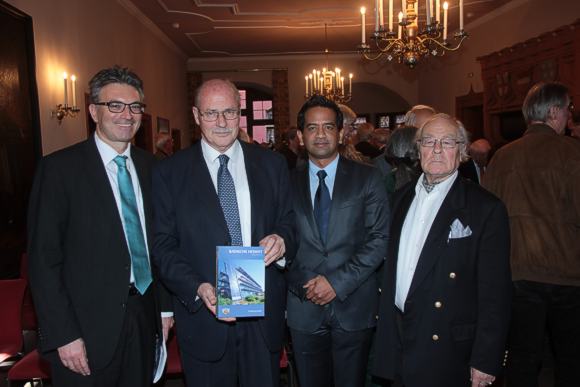 Stolz auf das neue Heft: Freiburgs OB Dieter Salomon, Vereinspr&auml;sident Dr. Sven v. Ungern-Sternberg, Rombach-Verlagsleiter Dr. Torang Sinaga und Chefredakteur Heinrich Hau&szlig;.