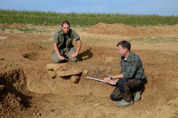 Der Arch&auml;ologiestudent Benjamin H&ouml;pfer (li.) und Kreisarch&auml;ologe Dr. J&uuml;rgen Hald (re.) vor einer freigelegten Feuerstelle eines Hauses, das vermutlich im 2. Jahrtausend v. Chr. erbaut wurde.