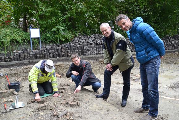 Gleich am ersten Tag waren die Arch&auml;ologen an der Grabungsstelle Vincentius-Krankenhaus in Konstanz f&uuml;ndig. Die Funde begutachten vor Ort (v.l.n.r.): Grabungstechniker Urs Grabo, Dr. Jonathan Scheschkewitz, Michael Hoffmann und Jochen Friedrichs vom Amt f&uuml;r Stadtplanung und Umwelt der Stadt Konstanz. aj 