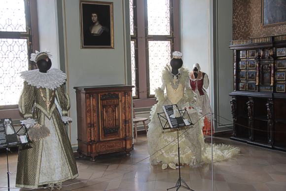 Hofkleid um 1580, freies Hochzeitskleid,. Modell "Sarah - Queen for one day", um 1600, und (hinten) Kleid einer B&auml;urin, um 1738. 