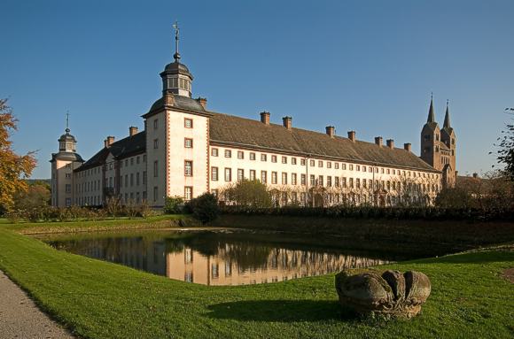 Gesamtansicht Schloss Corvey mit dem Westwerk im Hintergrund &copy; Kulturkreis H&ouml;xter-Corvey gGmbH, Peter Knaup 