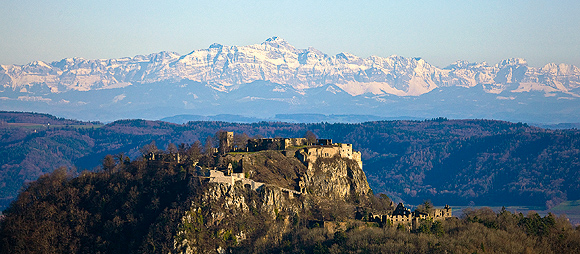 Hohentwiel, im Hintergrund die Alpenkette. Foto: Achim Mende/ssg