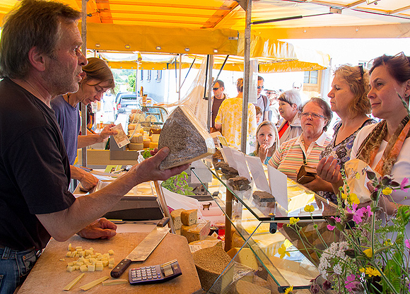 Kompetente Beratung auf der K&auml;semesse. &copy; K&auml;seroute im Naturpark S&uuml;dschwarzwald e. V. 
