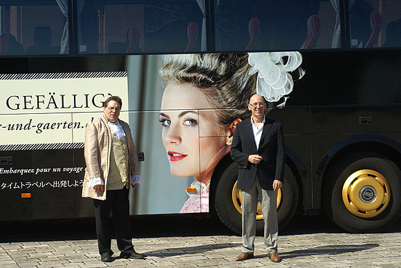 Busunternehmer Detlev Barbis und Schl&ouml;sser & G&auml;rten-Gesch&auml;ftsf&uuml;hrer Michael H&ouml;rrmann vor dem frisch designten Bus ...