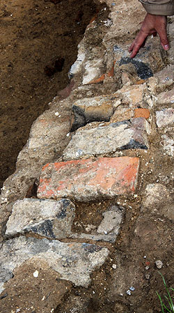 Schlossgarten Schwetzingen: Verbrannte Ziegel, im Fundament des Spiegelbassins, aller Wahrscheinlichkeit nach  aus dem 1764 abgebrannten Heidelberger Schloss