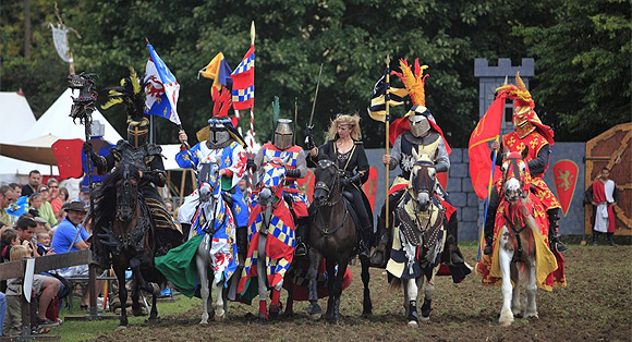 Gro&szlig;e Show bei den Ritterspielen in Aub. Im Juli finden wieder zahlreiche Veranstaltungen zum Thema Brauchtum statt. Foto: Tourismusverband „Liebliches Taubertal“, Peter Frischmuth