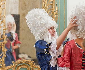Schülerinnen beom barocken Kostümieren