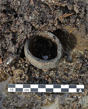 Bergung eines kleinen Keramikgefäßes