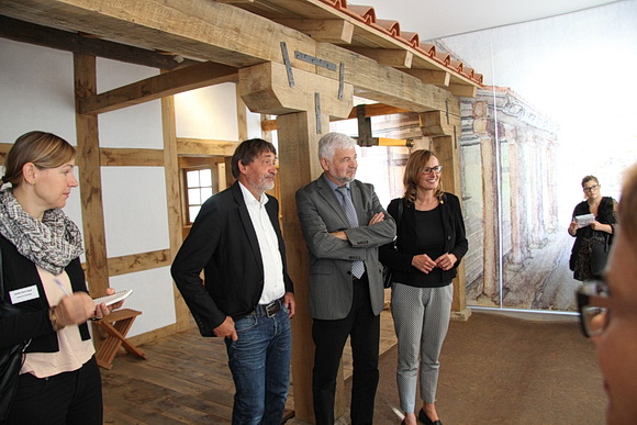 Von links nach rechts: Prof. Dr. Claus Wolf, Präsident des Landesamts für Denkmalpflege im Regierungspräsidium Stuttgart, Wolfgang Reimer, Regierungspräsident des Regierungsbezirks Stuttgart, und Katrin Schütz, Staatssekretärin im Wirtschaftsministerium Baden-Württemberg, im Römermuseum Güglingen.