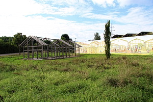 Das visualisierte Mithräum vor der Panoramawand mit einem Lebensbild aus dem römischen Güglingen