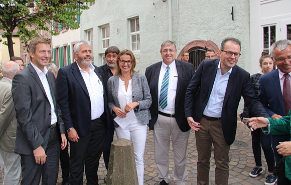 Zu Besuch bei den Römern in Ladenburg (von links nach rechts): Ladenburgs Bürgermeister Stefan Schmutz, Landtagsabgeordneter Gerhard Kleinböck (SPD), Prof. Dr. Claus Wolf, Präsident des Landesamts für Denkmalpflege im Regierungspräsidium Stuttgart, Katrin Schütz, Staatsekretärin im Wirtschaftsministerium, Bundestagsabgeordneter Dr. Karl Lamers (CDU), Landtagsabgeordneter Georg Wacker (CDU) und Stefan Dallinger, Landrat des Rhein-Neckar-Kreises.