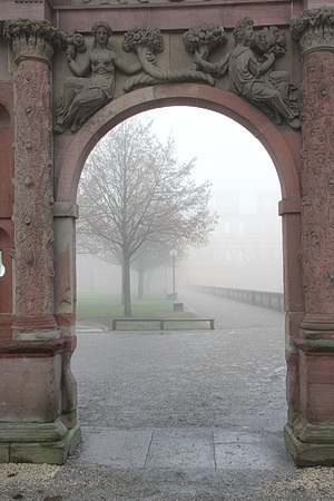 Kein ruhiger Ort an Silvester: St&uuml;ckgartenterrasse von Schloss Heidelberg im Nebel