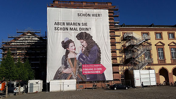 Riesenbanner am Mannheimer Schloss lädt zum Besuch ein