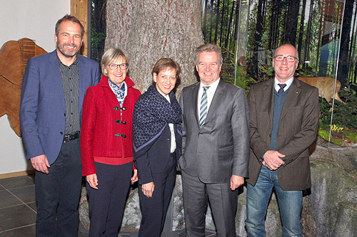 Minister Franz Untersteller MdL (2. v. r.) mit den Landrätinnen Marion Dammann (re.) und Dorothea Störr-Ritter (li.) sowie den Geschäftsführern Roland Schöttle (li.) und Stefan Büchner (re.) im Haus der Natur Foto: Naturschutzzentrum Südschwarzwald