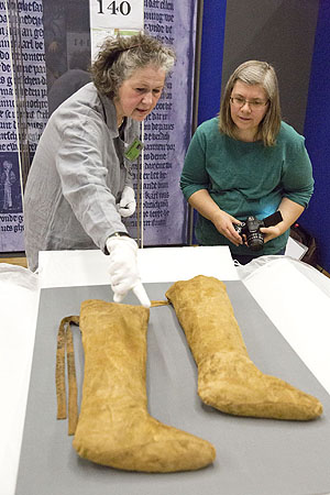 Vorsichtig schälte bei der Ankunft der Exponate Im Museum Zeughaus die Bamberger Textilrestauratorin Sibylle Ruß die 58 cm langen Pontifikalstrümpfe von Papst Clemens II. (1005-1047) aus mehreren Lagen Seidenpapier. Ungewöhnlich gut erhalten haben sie die Jahrhunderte überdauert. Wenn man den Blick schweifen lässt, glänzen aufwändige Muster. Zu sehen sind Panther und Greife. 