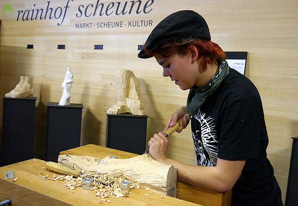 Holzschnitzer der Weinbrennerschule. Foto: Schwarzwaldgut 