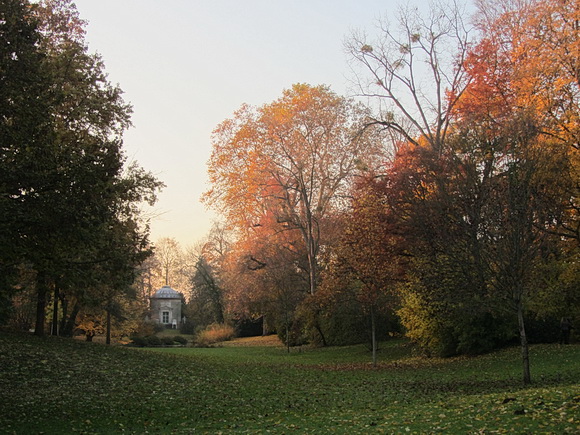 Im Wiesentälchen mit Blick zum Tempel der Waldbotanik 