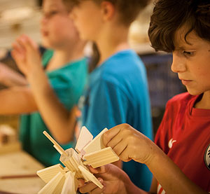 Beim Bau von Wasserrädern ist Geschick und etwas Ausdauer gefragt. Foto: Schwarzwälder Freilichtmuseum Vogtsbauernhof 