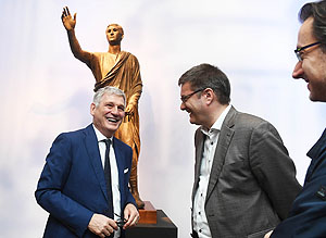 Botschafter der Republik Italien S.E. Pietro Benassi und Museumsdirektor Prof. Dr. Eckart Köhne in der Etrusker-Ausstellung © Badisches Landesmuseum, Foto: Uli Deck