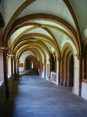 Der Kreuzgang des Klosters Bronnbach (um 1235), links anschließend der Kapitelsaal aus der Mitte des 12. Jahrhunderts.