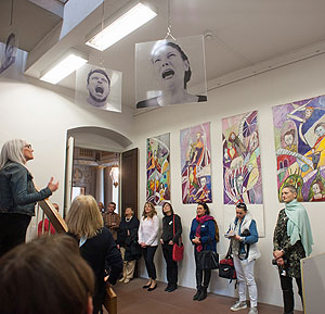 Die Eröffnung der Aujsstellung im seitlichen Treppenhaus des Bruchsaler Schlosses. Foto: Klaus Biber