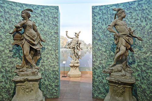 Gartensaal im Museum für Franken mit Originalfiguren aus dem Garten in Veitshöchheim (Amerika, Afrika und Apoll), Leihgaben der Bayerischen Verwaltung der Staatlichen Schlösser, Gärten und Seen,