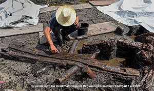 Überreste eines hölzernen Überwegs. Über 800 Pfosten und hölzerne Bauteile wurden während einer Rettungsgrabung freigelegt. (Quelle: W. Hohl, LAD)